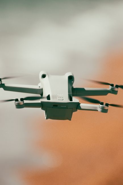 Porównanie trybów nagrywania w kamerach dronów – który wybrać do dynamicznych ujęć?