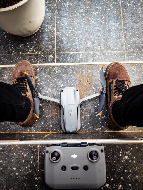 Lista kontrolna bezpieczeństwa przed każdym lotem dronem – co sprawdzić przed startem?