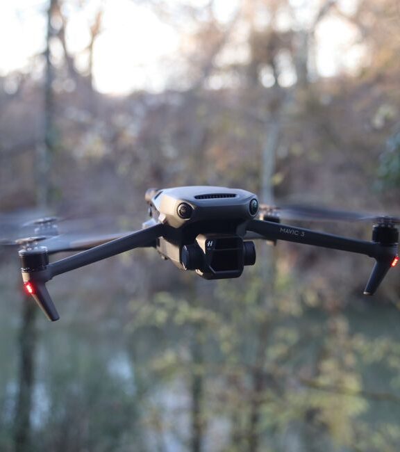 Porównanie trybów lotu dronów pod kątem płynnych ujęć – który wybrać?