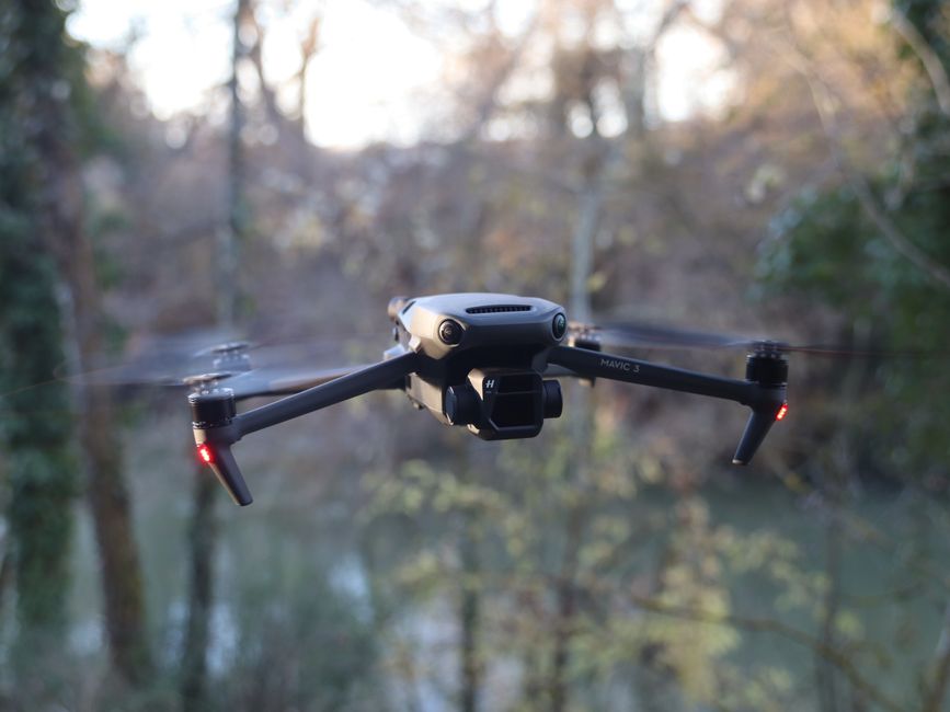 Porównanie trybów lotu dronów pod kątem płynnych ujęć – który wybrać?