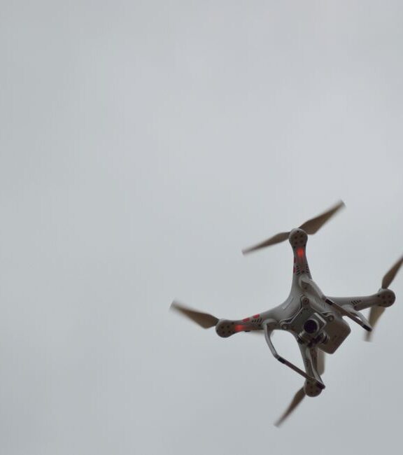 Najlepsze formaty nagrywania i rozdzielczości w kamerach dronów w 2026 – co wybrać?