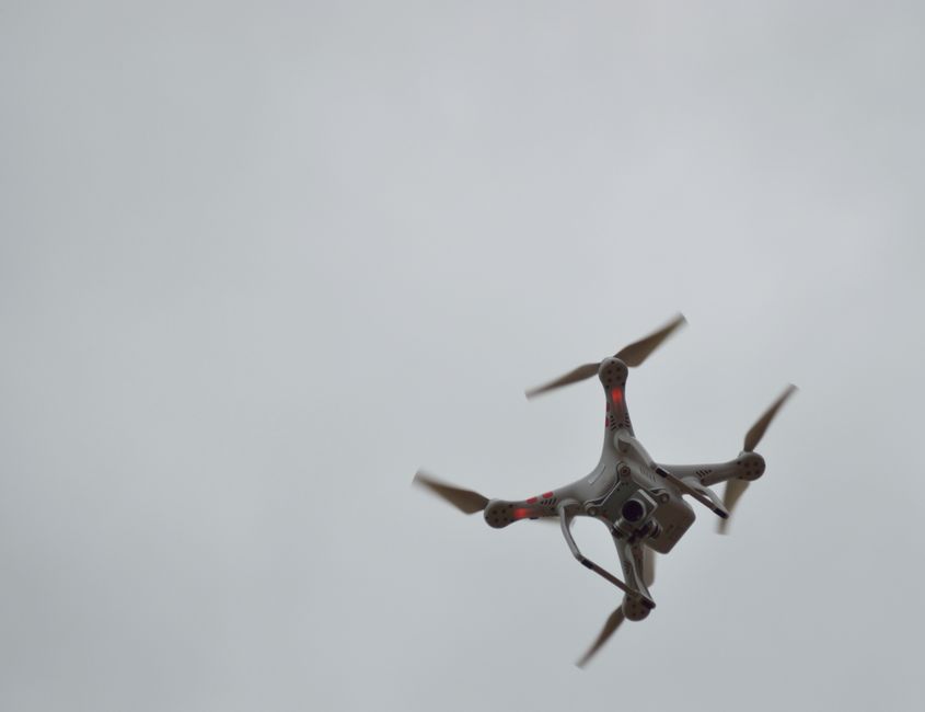 Najlepsze formaty nagrywania i rozdzielczości w kamerach dronów w 2026 – co wybrać?